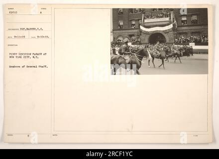 Die Mitglieder der First Division paradieren durch die Straßen von New York City, um sie nach dem Ersten Weltkrieg zu Hause zu begrüßen. Die Parade fand am 10. September 1919 statt. Das Foto wurde von S.C. Warner aufgenommen. Stockfoto