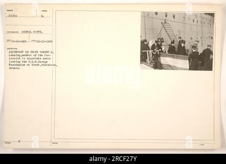 Außenminister Robert L. Lansing, Mitglied der Kommission für Friedensverhandlungen, verlässt die U.S.S. George Washington in Brest, Finistere, Frankreich. Das Foto wurde am 13. Dezember 1918 aufgenommen. Stockfoto