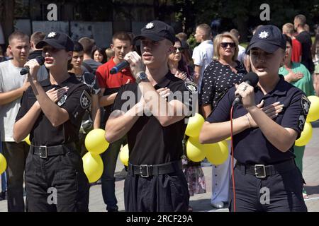 Nicht exklusiv: VINNYTSIA, UKRAINE - 13. JULI 2023 - Polizeibeamte singen während der friedlichen Aktion "Angels of Memory", die dem Jahrestag des Geschehens gewidmet ist Stockfoto