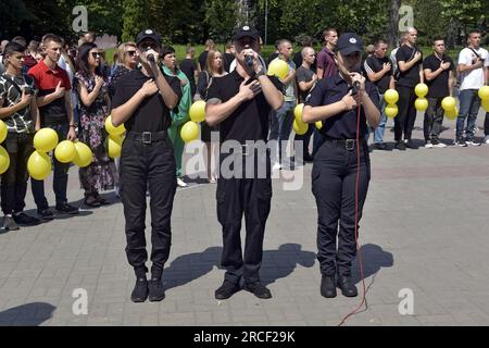 Nicht exklusiv: VINNYTSIA, UKRAINE - 13. JULI 2023 - Polizeibeamte singen während der friedlichen Aktion "Angels of Memory", die dem Jahrestag des Geschehens gewidmet ist Stockfoto