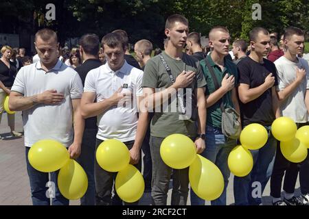 Nicht exklusiv: VINNYTSIA, UKRAINE - 13. JULI 2023 - Teilnehmer mit gelben Ballons bilden während der Erbse die Kontur eines Flugzeugs auf dem Platz Jevropeiska Stockfoto