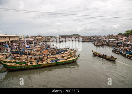 Traditionelle hölzerne Fischerboote im Hafen von Elmina, Ghana Stockfoto