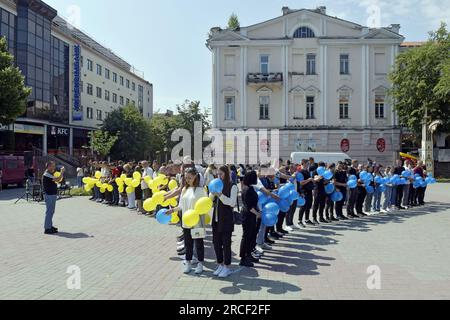 Nicht exklusiv: VINNYTSIA, UKRAINE - 13. JULI 2023 - Teilnehmer mit blauem und gelbem Ballon bilden den Rahmen eines Flugzeugs auf dem Yevropeiska Square Durin Stockfoto