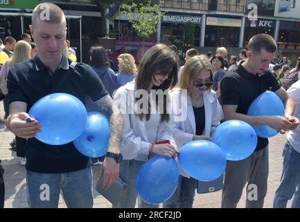 Nicht exklusiv: VINNYTSIA, UKRAINE - 13. JULI 2023 - Teilnehmer mit blauen Ballons bilden während des Friedens den Rahmen eines Flugzeugs auf dem Platz Jevropeiska Stockfoto