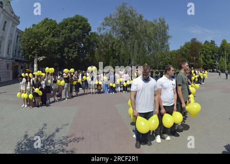 Nicht exklusiv: VINNYTSIA, UKRAINE - 13. JULI 2023 - Teilnehmer mit blauem und gelbem Ballon bilden den Rahmen eines Flugzeugs auf dem Yevropeiska Square Durin Stockfoto