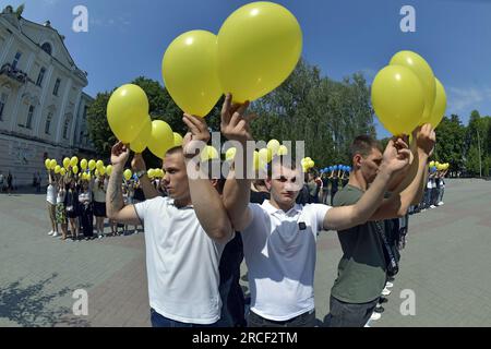 Nicht exklusiv: VINNYTSIA, UKRAINE - 13. JULI 2023 - Teilnehmer mit blauem und gelbem Ballon bilden den Rahmen eines Flugzeugs auf dem Yevropeiska Square Durin Stockfoto