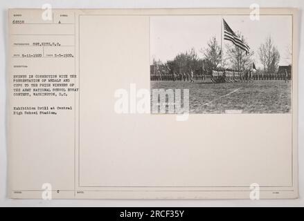 Soldaten, die im Central High School Stadium in Washington, D.C., im Rahmen der Veranstaltungen rund um die Verleihung von Medaillen und Pokalen an die Preisträger des Army National School Essay Contest eine Ausstellungsübung durchführen. Das Foto wurde am 11. Mai 1920 von dem Fotografen Sot.Hitz.S.C. aufgenommen Stockfoto