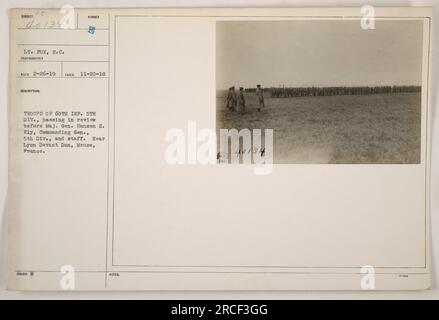 Truppen der 60. Infanterie, 5. Division, während eines Passes zur Überprüfung vor Major General Hanson E. Ely, dem kommandierenden General der 5. Division und seinem Stab. Das Bild wurde am 20. November 1918 in Lyon Devant Dun, Mause, Frankreich, aufgenommen. (Fotografiert von LT. Fox, S.C.) Stockfoto