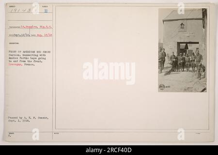 Amerikanische Rotkreuz-Kantine stationiert in Dravegny, Frankreich während des Ersten Weltkriegs. Vor der Kantine wartet eine Gruppe Männer, die Soldaten, die an die Front gehen und von dort zurückkehren, Zigaretten anbieten. Foto von LT. Ruggles, Signal Corps, am 15. August 1918. Zensor genehmigt. Stockfoto