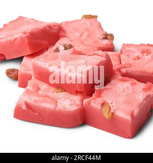 Würfeln mit Gelee-Pudding, Nahaufnahme eines köstlichen süßen Gerichts mit frischer Sahne, Kondensmilch und Erdbeergelee und Streupflaume isoliert auf weiß Stockfoto