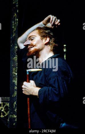 Derek Jacobi (Cyrano) in CYRANO DE BERGERAC von Edmond Rostand bei The Royal Shakespeare Company (RSC), Barbican Theatre, London EC2 27/07/1983 übersetzt von Anthony Burgess Set Design: Ralph Koltai Kostüme: Alexander Reid Beleuchtung: Terry Hands & Clive Morris kämpft: Ian McKay Regisseur: Terry Hands Stockfoto