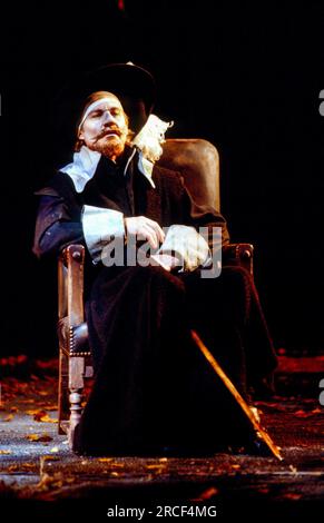 Derek Jacobi (Cyrano) in CYRANO DE BERGERAC von Edmond Rostand bei The Royal Shakespeare Company (RSC), Barbican Theatre, London EC2 27/07/1983 übersetzt von Anthony Burgess Set Design: Ralph Koltai Kostüme: Alexander Reid Beleuchtung: Terry Hands & Clive Morris kämpft: Ian McKay Regisseur: Terry Hands Stockfoto