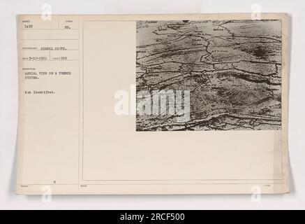 Luftaufnahme eines unidentifizierten Grabensystems, aufgenommen im Ersten Weltkrieg 1918. Das Foto mit der Nummer 7493, das von einem Fotografen des Signalkorps aufgenommen wurde, zeigt einen Blick aus der Vogelperspektive auf das aufwändige Netz von Gräben. Der Standort des Grabensystems ist nicht bekannt. Stockfoto