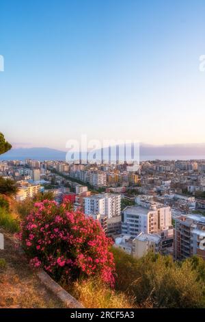 Albanien-Vlora- Stadtbild vom Hügel Kuzum Baba aus gesehen Stockfoto