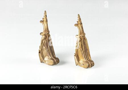 Daugavpils, Lettland, 06. Juli 2023. Möbelbeschläge. Dekoration aus Gussbronze mit Verzierung, Überzug für Tischbein, isolieren auf weißem Hintergrund Stockfoto