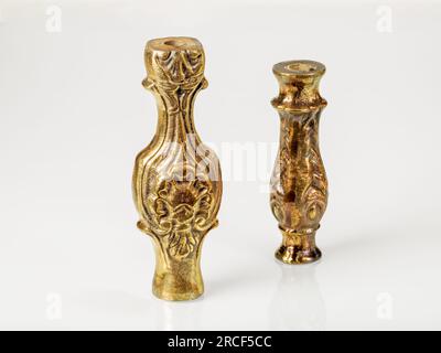 Daugavpils, Lettland 08. Juli 2023. Dekorative Bronzeornamente für Möbel im Retro-Stil auf weißem Spiegelhintergrund. Stockfoto