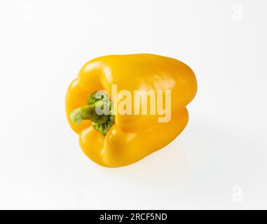 Eine große gelbe Paprika-Nahaufnahme auf weißem Hintergrund. Stockfoto