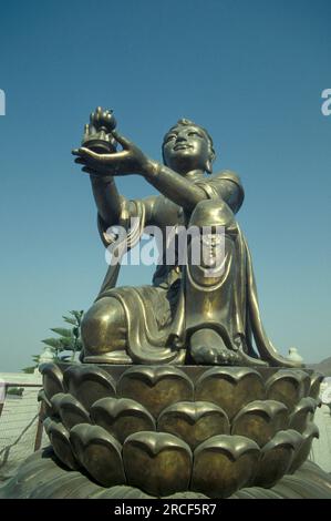 Das Big Buddha Monument im Dorf Ngong Ping auf Lantau Island in Hongkong. China, Hongkong, Mai 1997 Stockfoto