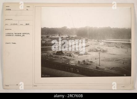 „Mitarbeiter des Chemical Warfare Service bei Edgewood Arsenal, MD, 1918. Das Foto zeigt eine Mantelkippe (Nummer 60014), die vom Chemical Warfare Service genutzt wird. Das Bild wurde am 19. Februar 1918 aufgenommen und ist unter dem Symbol-A-DIENST FÜR CHEMISCHE KRIEGSFÜHRUNG kategorisiert. EDGEWOOD ARSENAL MD. AUSGEGEBENE ANMERKUNGEN 001,0014." Stockfoto