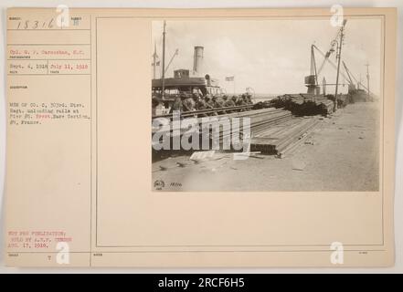 Männer von Co C, 303. Stev. Reg. Am Pier 5 in Brest, Frankreich, werden die Schienen entladen. Das Foto wurde am 11. Juli 1918 von CPL. G. F. Carnochan, S.C. aufgenommen Es ist Teil der Sammlung im Besitz des A.E.F. Zensors und wurde unter der Patientennummer 18316 ausgestellt. Stockfoto