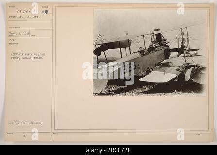 Flugzeugwrack im Love Field in Dallas, Texas. Foto, aufgenommen am 3. September 1918, von einem M11-Aero-Fotografen. Das Bild zeigt das Wrack eines Flugzeugs. Dieses Foto trägt die Bezeichnung 111-SC-18206 und ist nur für offizielle Zwecke mit „A“ gekennzeichnet. Stockfoto