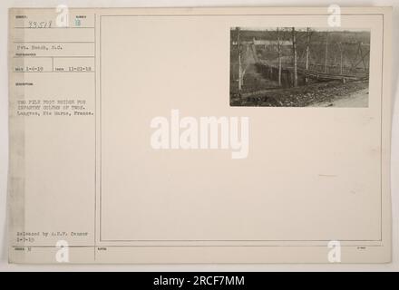 Soldat Pvt. Boach von der Militärabteilung des S.C ist auf diesem Foto zu sehen, das am 21. November 1918 in Langres, Marne, Frankreich, aufgenommen wurde. Das Bild zeigt eine Brücke, auch bekannt als „Sumber Two Pile Poot Bridge“, die für Infanterietruppen gebaut wurde, um sie in einer Zweierreihe zu überqueren. Dieses Foto wurde am 7. Januar 1919 vom A.E.F.-Zensor veröffentlicht. Stockfoto