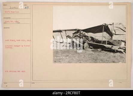 Ein Flugzeug, beschädigt durch eine Zwangslandung in Post Field, Fort Sill, Oklahoma. Das Foto wurde am 10. September 1918 aufgenommen. Es wurde unter der Patientennummer 26941 kategorisiert und nur zur offiziellen Verwendung gekennzeichnet. Diese Information wurde auf der Rückseite des Fotos aufgezeichnet. Stockfoto