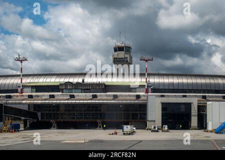 Medellin, Antioquia, Kolumbien - 17. Mai 2021: Ein Kontrollturm über dem Flughafen an einem bedeckten Tag Stockfoto