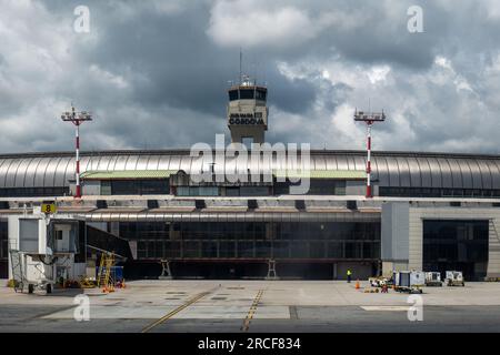 Medellin, Antioquia, Kolumbien - 17. Mai 2021: Ein Kontrollturm über dem Flughafen an einem bedeckten Tag Stockfoto