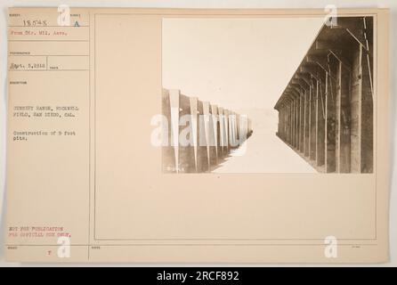 Luftaufnahme des Baus von 9 m hohen Gruben an der Sumber Gunnery Range in Rockwell Field, San Diego, Kalifornien, im Jahr 1918. Das Bild wurde von einem Fotografen des Department of Military Aeronautics aufgenommen. Bitte beachten Sie, dass dieses Foto nicht für die öffentliche Verbreitung bestimmt ist und nur für den offiziellen Gebrauch bestimmt ist. Stockfoto