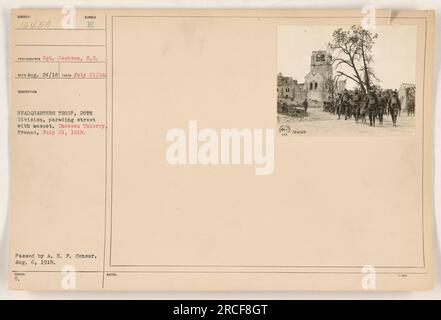 Das Bild zeigt die Truppe des Hauptquartiers der 26. Division, die am 21. Juli 1918 in Chateau Thierry, Frankreich, auf einer Straße auftaucht. Das Foto wurde von Sergeant Jackson aufgenommen und von der A.E.F. herausgegeben Zensor am 6. August 1918. Man kann die Truppen in Begleitung ihres Maskottchens sehen. Stockfoto