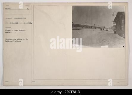 Schneesturm in Camp Funston, Kansas während des Ersten Weltkriegs. Das Foto zeigt eine Szene am Bahnhof mit starkem Schneefall. Das Bild wurde 1920 vom Fotografen Sot.Hitz.S.C. aufgenommen und zeigt die rauen Winterbedingungen, die Soldaten im Camp Funston erleben. Hinweis: Dieses Bild hat die Bezeichnung A₁ und die Nummer 68309 in der Sammlung. Stockfoto