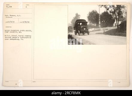 Ein Konvoi von der Schule des Autotransportkorps in Camp Holabird, MD, fährt am Hauptquartier von General Meade in der Nähe von Gettysburg, PA vorbei. Das Foto wurde von Sergeant Warner am 3/19 aufgenommen und zeigt an, dass das ausgestellte Symbol eine Schule für ein Kraftfahrzeugkorps war. Der Konvoi wurde am 9. 30/19 mit Anwesenheit der M.T.C. Schule gefangen genommen. Stockfoto