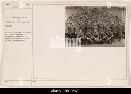 Angestelltes Personal des Camp Hospital Nr. 52 in Le Mans, Frankreich. Zweiter Lieutenant R.E. Tanner, ein Infanterieoffizier aus den USA Die Armee ist in der Mitte des Fotos zu sehen. Das Bild wurde am 8. Januar 1919 aufgenommen und zeigt die medizinische Einheit. Fotografie von CPL. W.H. AELS.S.C₂. Eingegangen am 5. April 1919. (Hinweise: 51144) Stockfoto