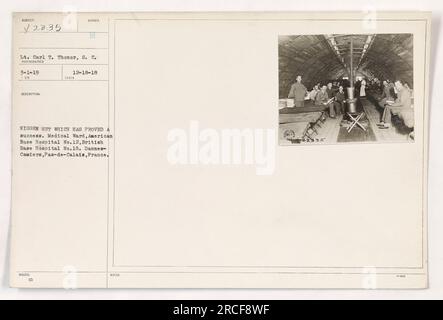 LT. Carl T. Thonor, S.C. wurde in einer erfolgreichen Nissen-Hütte fotografiert. Das Bild zeigt eine medizinische Station im American Base Hospital Nr. 12, British Base Hospital Nr. 18 in Dannes-Camiers, Pas-de-Calais, Frankreich. Das Foto wurde am 1. März 1919 aufgenommen und am 18. Dezember 1918 unter der Nummer 52 ausgestellt.Hinweise auf dem Foto geben die Referenznummer 4-2335 an. Stockfoto