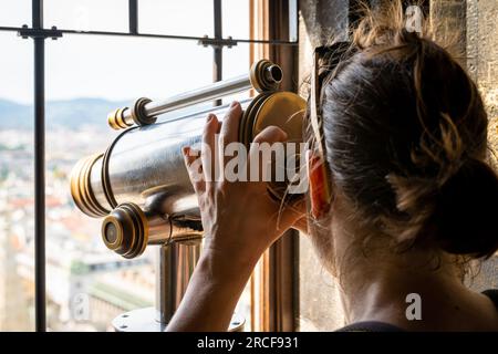 Der Tourist blickt durch das Teleskop von der Spitze des Kirchturms, selektiver Fokus Stockfoto