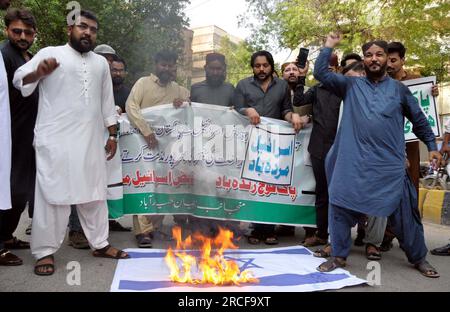 Mitglieder von Sunni Tehreek halten am Freitag, den 14. Juli 2023, im Presseclub Hyderabad Protestdemonstration gegen Israel ab. Stockfoto