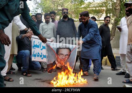 Mitglieder von Sunni Tehreek halten am Freitag, den 14. Juli 2023, im Presseclub Hyderabad Protestdemonstration gegen Israel ab. Stockfoto