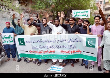 Mitglieder von Sunni Tehreek halten am Freitag, den 14. Juli 2023, im Presseclub Hyderabad Protestdemonstration gegen Israel ab. Stockfoto