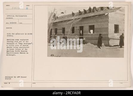 Ingenieure der amerikanischen Armee arbeiten an der Bedachung einer Baracke im "Camp Michigan" in Archangel, Nordrussland. Das Lager, bestehend aus Holzhütten, wurde gebaut, um die amerikanischen nordrussischen Expeditionstruppen unterzubringen. Dieses Foto wurde am 31. Januar 1919 von einem offiziellen Fotografen aufgenommen und am 1. Februar 1919 vom AEF Censor veröffentlicht. Stockfoto