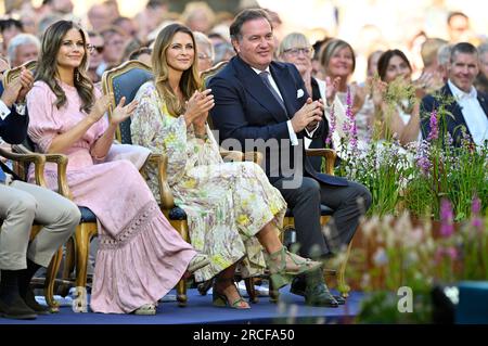 Prinzessin Sofia, Prinzessin Madeleine und Chris O'Neill genießen ein Konzert in der Burgruine Borgholm während der 46. Geburtstagsfeier von Kronprinzessin Victoria im Solliden Palace, Borgholm, Schweden, am 14. Juli 2023. Foto: Mikael Fritzon / TT / Code 62360 Stockfoto