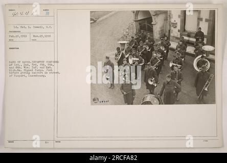 Dieses Foto trägt den Titel 'BAND OF 128. INFANTERIE," wurde am 26. Februar 1919 von Lieutenant Ret aufgenommen. L. Dewell, S.C. Die Band besteht aus Soldaten der 1., 2., 3., 4., 5., Und 6. Wisconsin Infanterie, sowie das 1. Michigan-Bataillon des Signal Corps. Die Band bereitet sich auf ein Konzert in der Straße von Rosport, Luxemburg, vor. Stockfoto