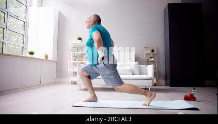 Lustiger Mann Fitnesstraining Im Fitnessstudio Stockfoto