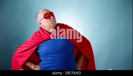 Ungewöhnlicher Lustiger Superheld. Cartoon-Zeichen In Maske Erfolgreich Stockfoto