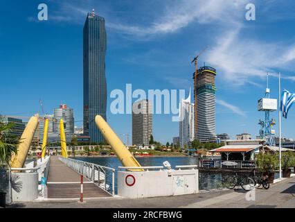 Wien, Österreich, 08.07.2023, Blick auf Ponte Cagrana Pontonbrücke auf der Donauinsel und DC Tower 1, der höchste Wolkenkratzer Österreichs Stockfoto