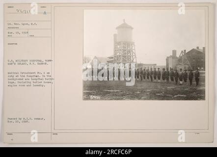 Foto von LT. Geo Lyon, 8.C, in den USA aufgenommen Militärkrankenhaus auf Hoffman's Island, N.Y. Hafen. Das Foto zeigt LT. Lyon und medizinisches Personal der Abteilung Nr. 1, die im Krankenhaus Dienst hatten. Im Hintergrund sind Krankenhausgebäude, einschließlich Kesselhaus, Maschinenraum und Wäscherei, zu sehen. Das Foto wurde am 20. November 1918 vom M.I.D.-Zensor übergeben." Stockfoto