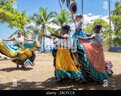 Eine Gruppe junger Costa-ricanischer Tänzer in traditionellen Kleidern tritt in Playa Blanca, El Golfito, Costa Rica auf. Stockfoto