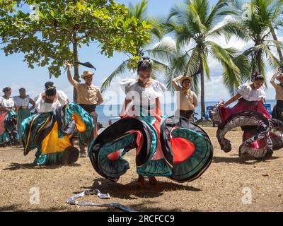 Eine Gruppe junger Costa-ricanischer Tänzer in traditionellen Kleidern tritt in Playa Blanca, El Golfito, Costa Rica auf. Stockfoto