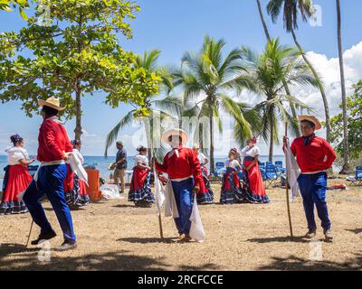 Eine Gruppe junger Costa-ricanischer Tänzer in traditionellen Kleidern tritt in Playa Blanca, El Golfito, Costa Rica auf. Stockfoto