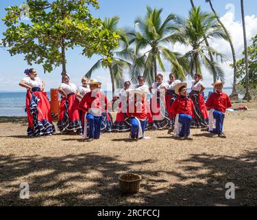 Eine Gruppe junger Costa-ricanischer Tänzer in traditionellen Kleidern tritt in Playa Blanca, El Golfito, Costa Rica auf. Stockfoto